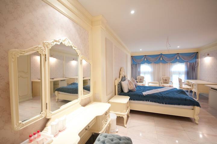 Room 10 of 30