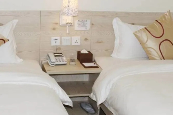 Room 4 of 18