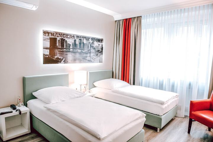 Room 13 of 89