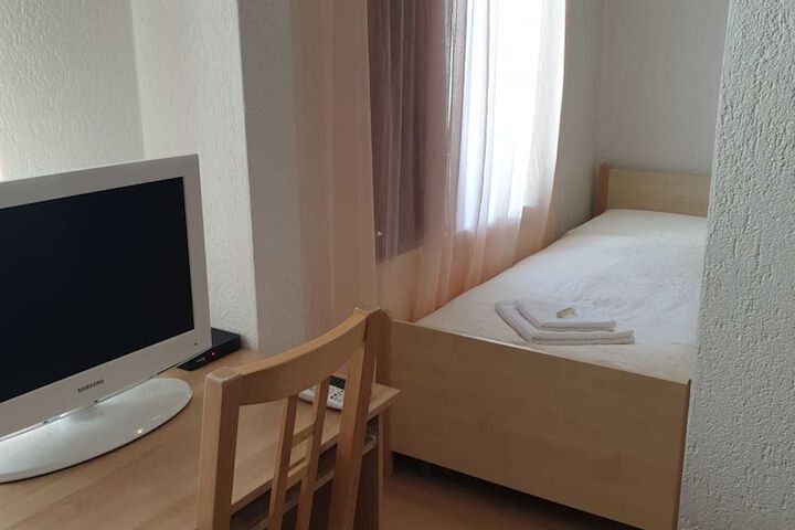 Room 14 of 28