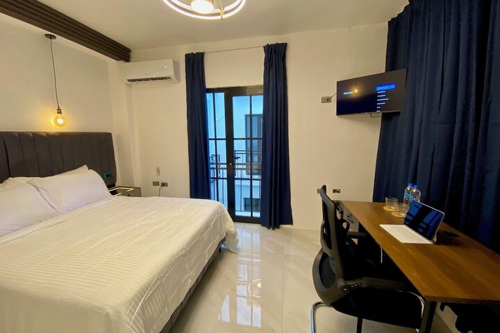Room 11 of 32