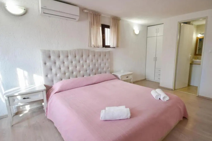 Room 2 of 23