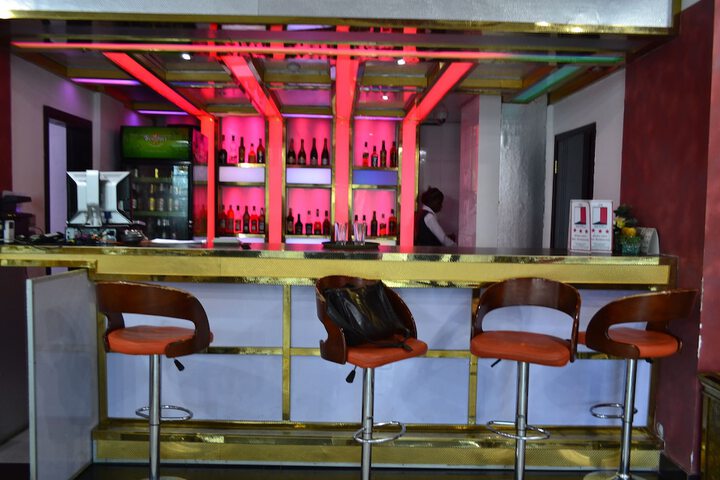 Lounge 28 of 33