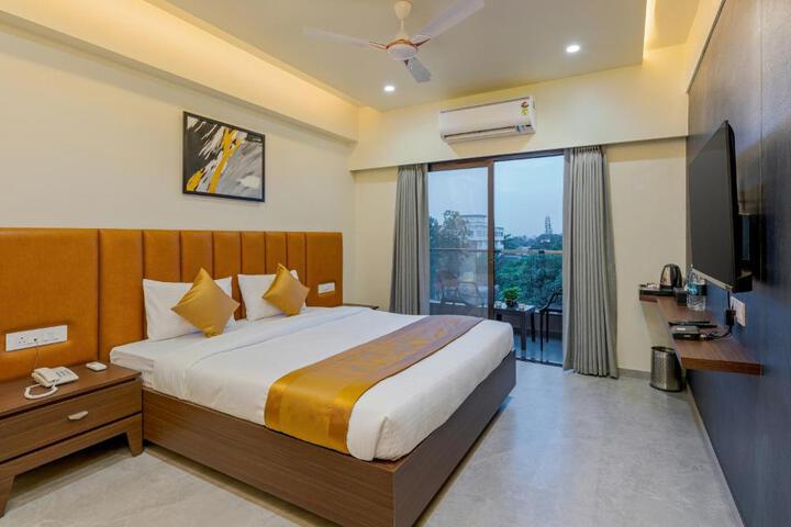 Hotel The Golden Oaks Kolhapur
