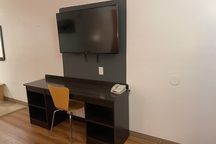 Room 10 of 28