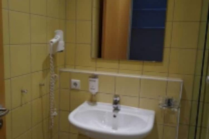 Room 11 of 25