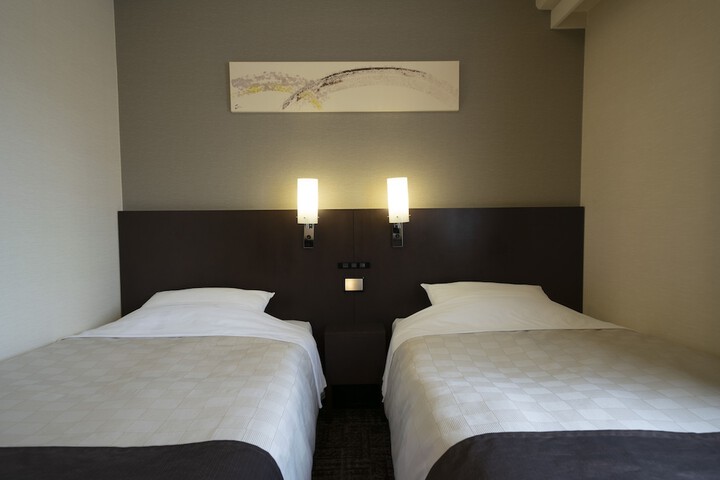 Room 27 of 100