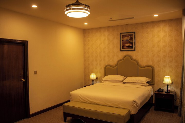 Room 11 of 32