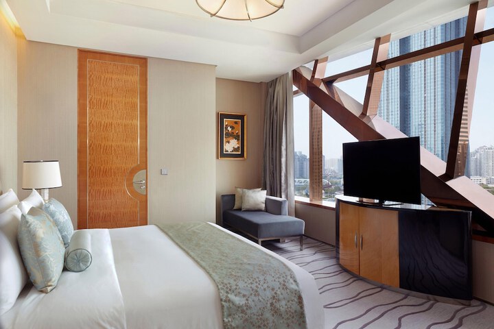 Room 19 of 76