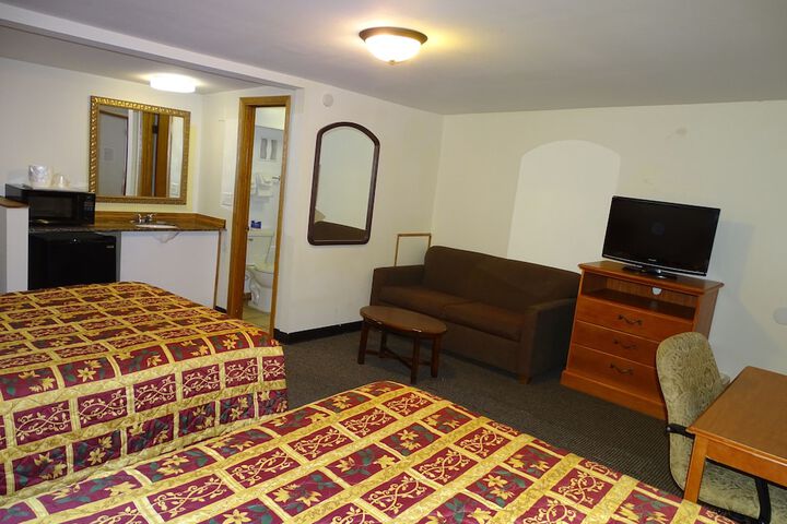 1 Queen Bed (10 of 23)