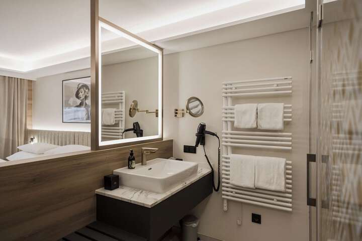 Room 48 of 77