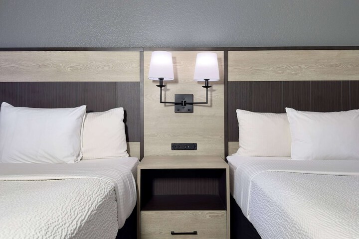 2 Double Beds (9 of 16)