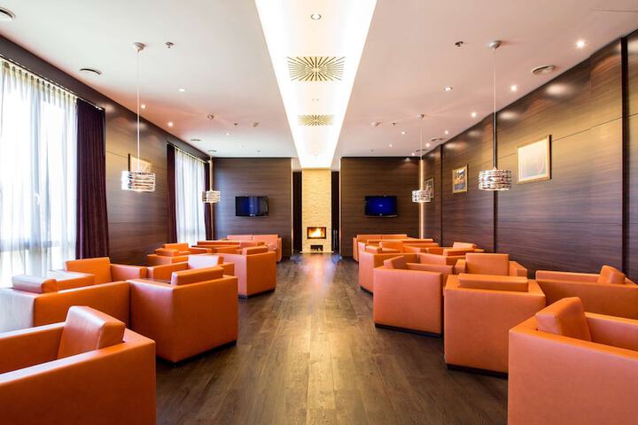 Lounge 142 of 194