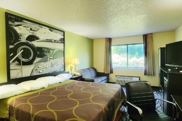 1 King Bed Efficiency Room (3 of 9)