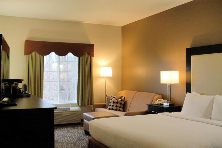 1 King Bed Sofa Bed High Speed Internet Accessible Work Desk Coffee Maker Full Breakfast (18 of 25)