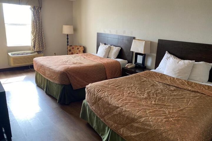 2 Queen Beds (2 of 12)