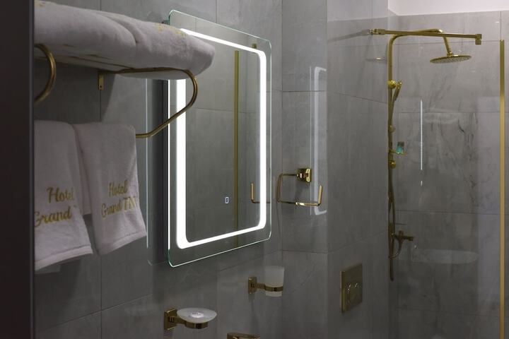 Room 8 of 9