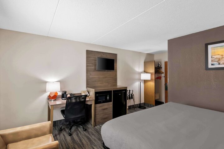 1 King Bed (3 of 4)