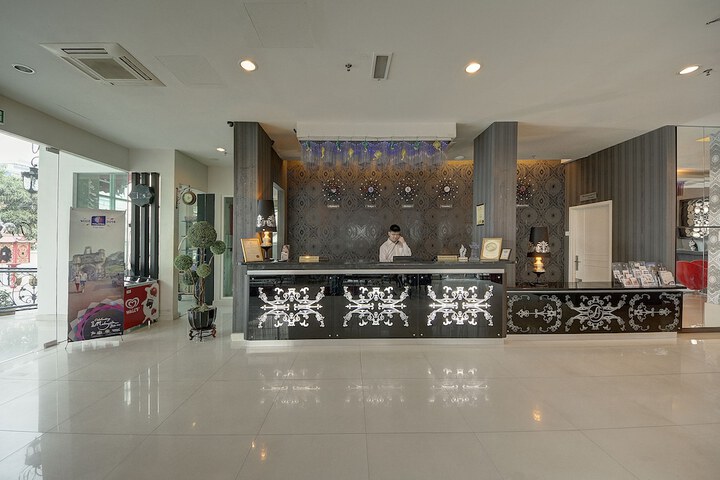 Entrance & Lobby