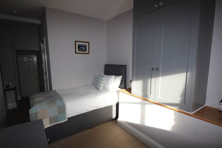 Room 2 of 28