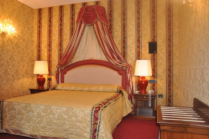 Room 5 of 62