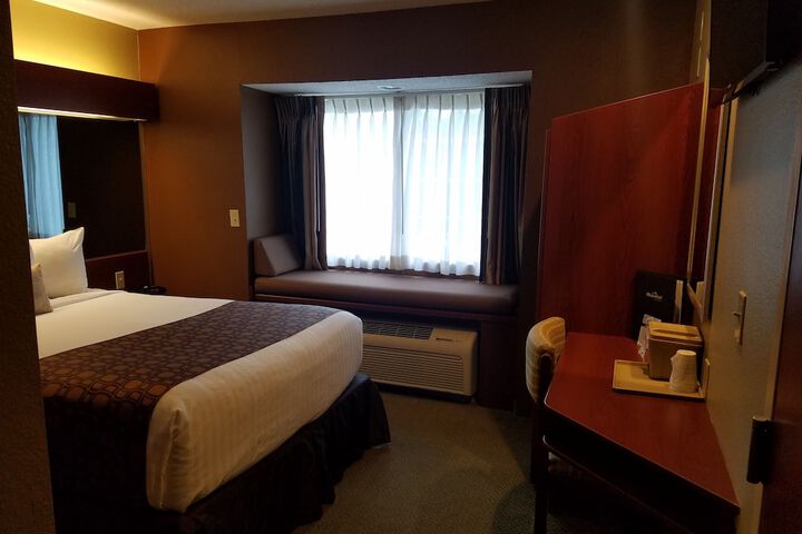 1 Queen Bed (32 of 34)