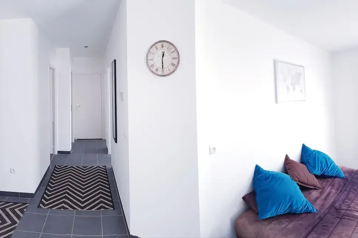 Room 5 of 18