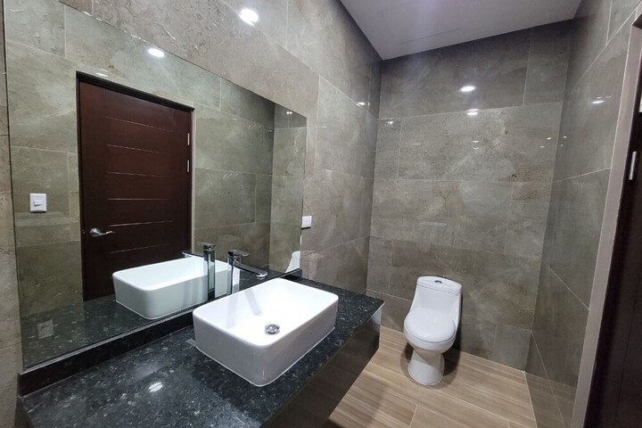 Room 6 of 63