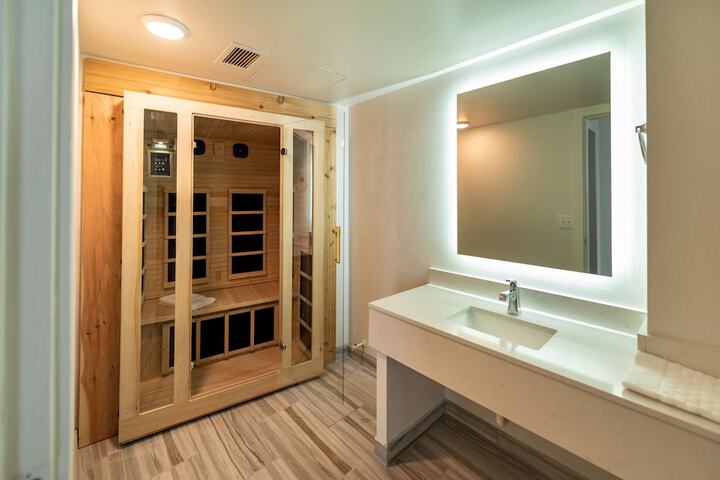 1 King Bed Exercise Bike Microwave, Refrigerator Walk in Shower Full Breakfast (28 of 30)