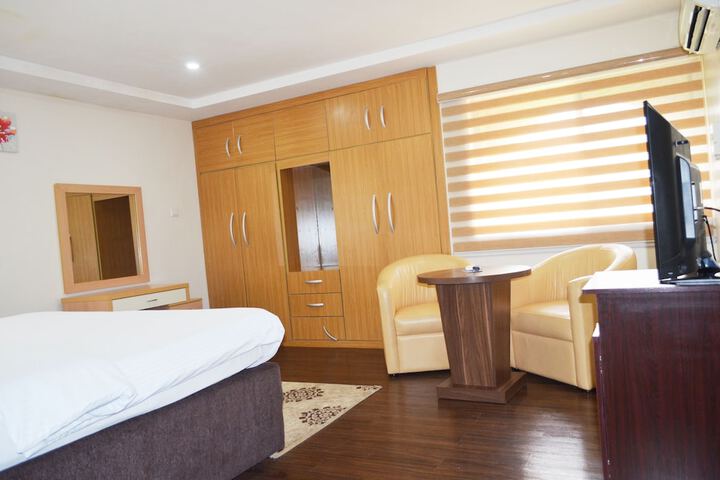 Room 13 of 32