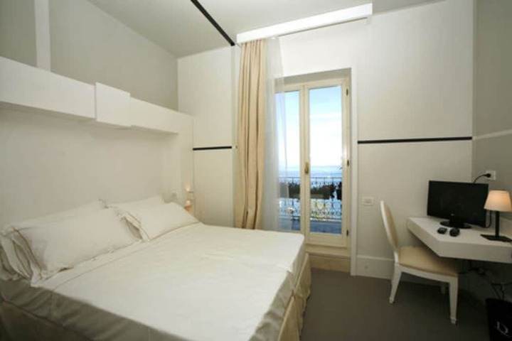 Room 7 of 33