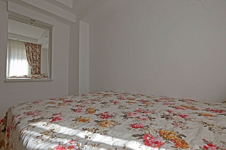 Room 8 of 48