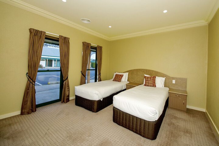 Room 44 of 122