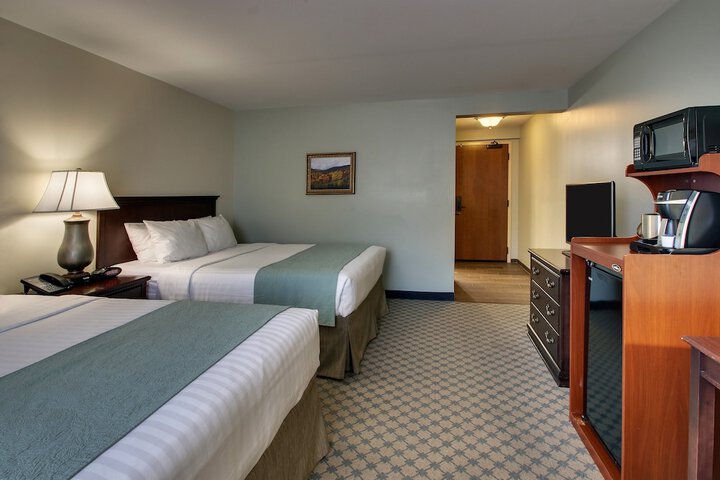 2 Queen Beds (7 of 9)