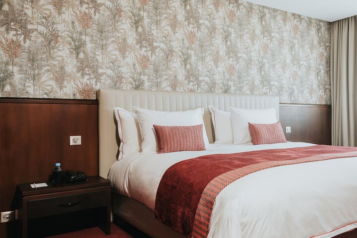 Room 8 of 83