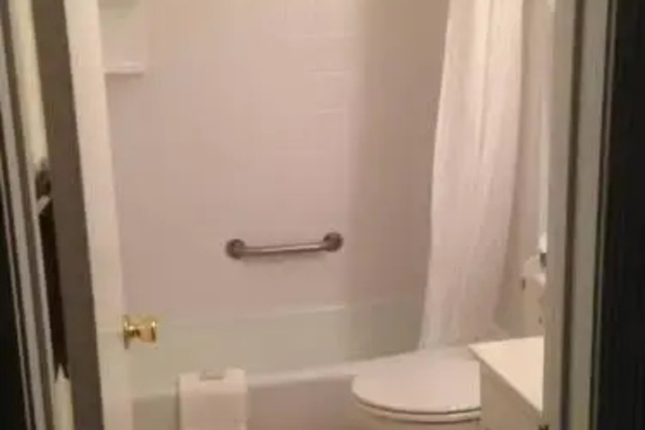 Room 6 of 10