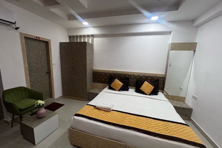 Room 11 of 15
