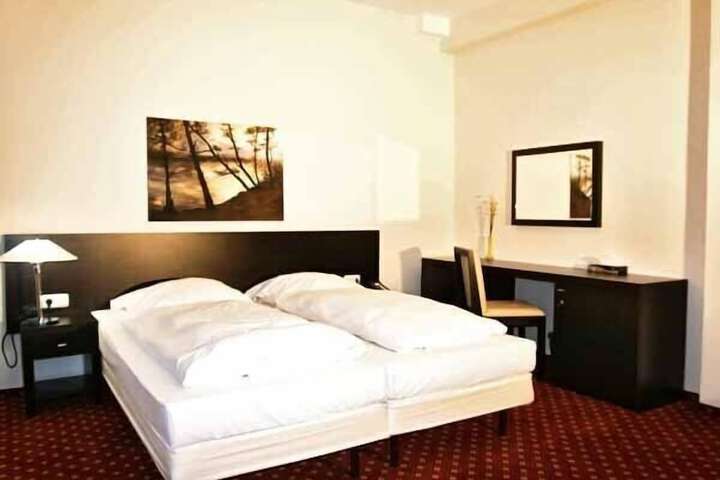 Room 10 of 29
