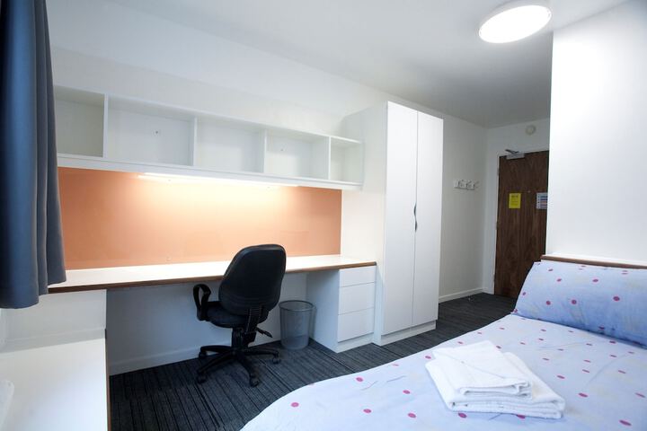 Room 6 of 17