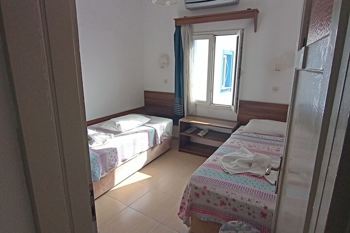 Room 5 of 18