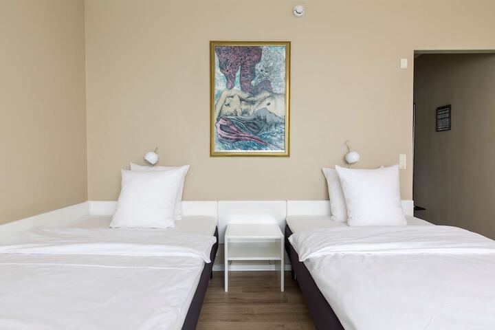 Room 44 of 125