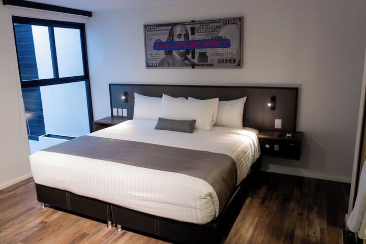 Room 25 of 82