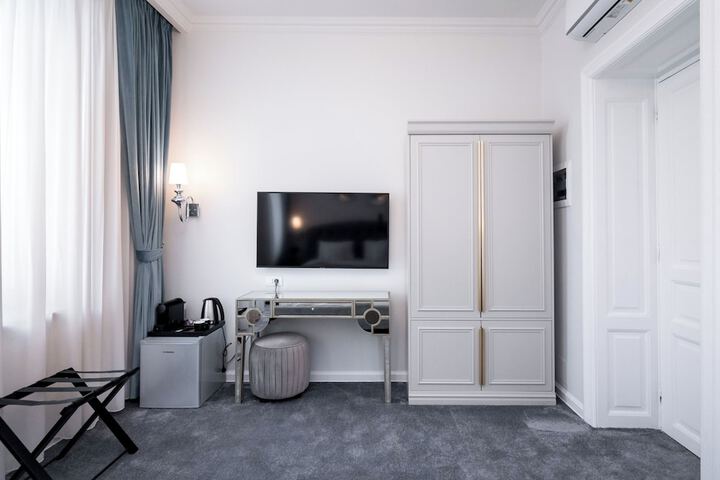 Room 54 of 208