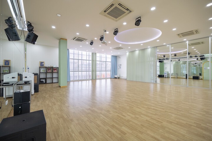 Ballroom/Hall 147 of 159