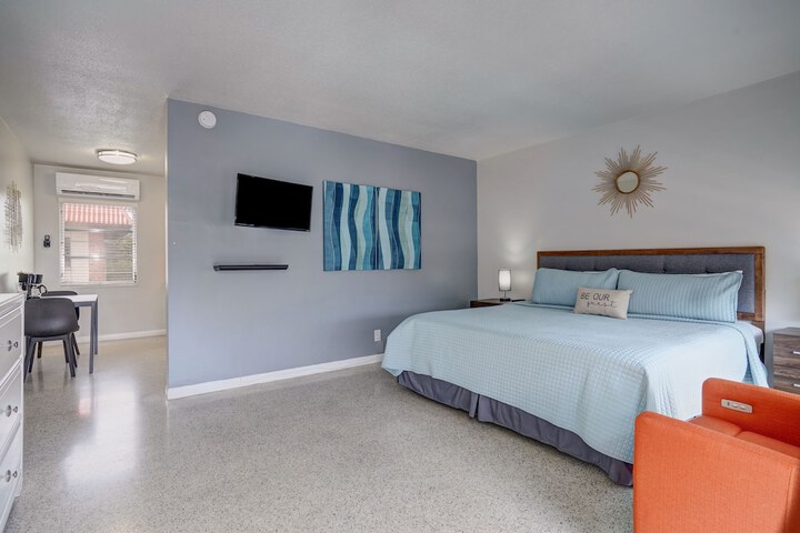 Studio Suite King Bed Kitchen (15 of 21)