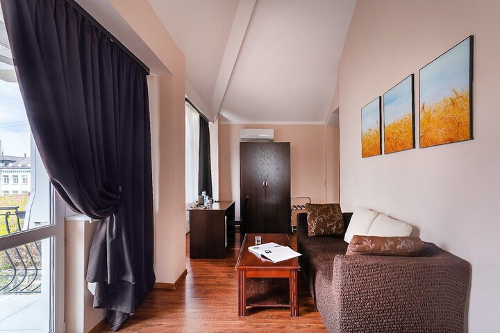 Room 25 of 167