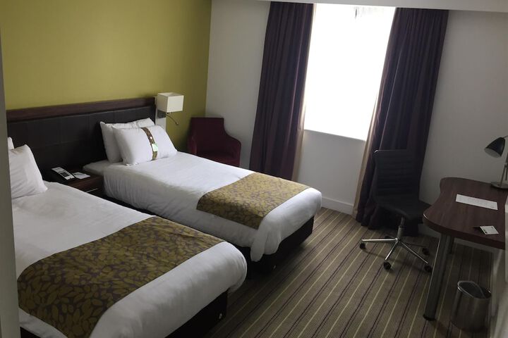Room 8 of 122