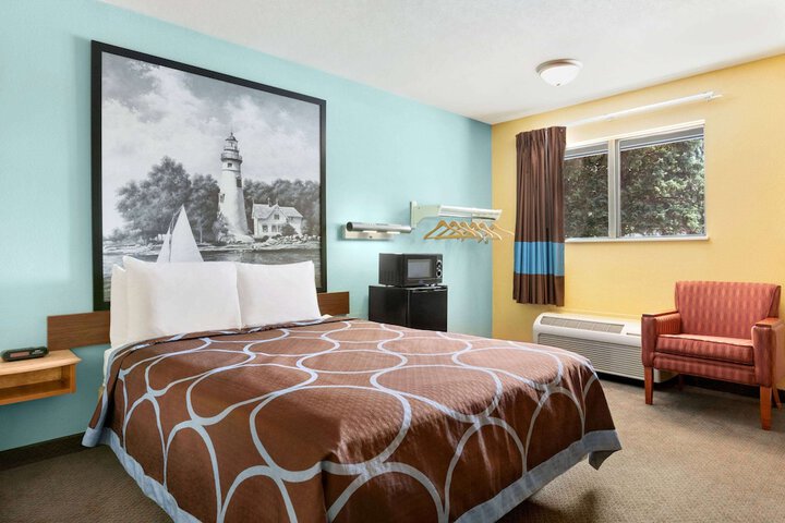 1 Queen Bed (1 of 6)