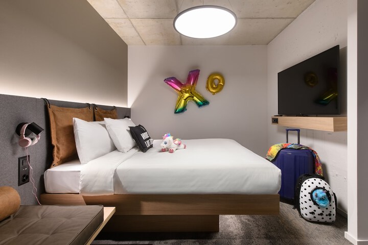 Room 12 of 32