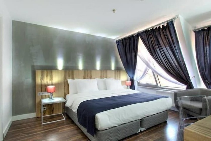 Room 8 of 18